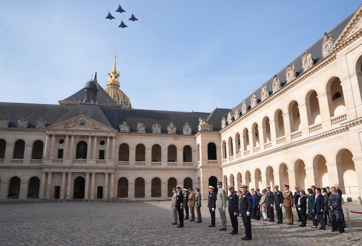 From the skies of #Paris, a symbol of unity emerges! A proud moment as a British pilot takes to the skies in a #Rafale jet during the flypast over the @INI_Invalides. This moment encapsulates the essence of our enduring partnership. 🇬🇧🤝🇨🇵
