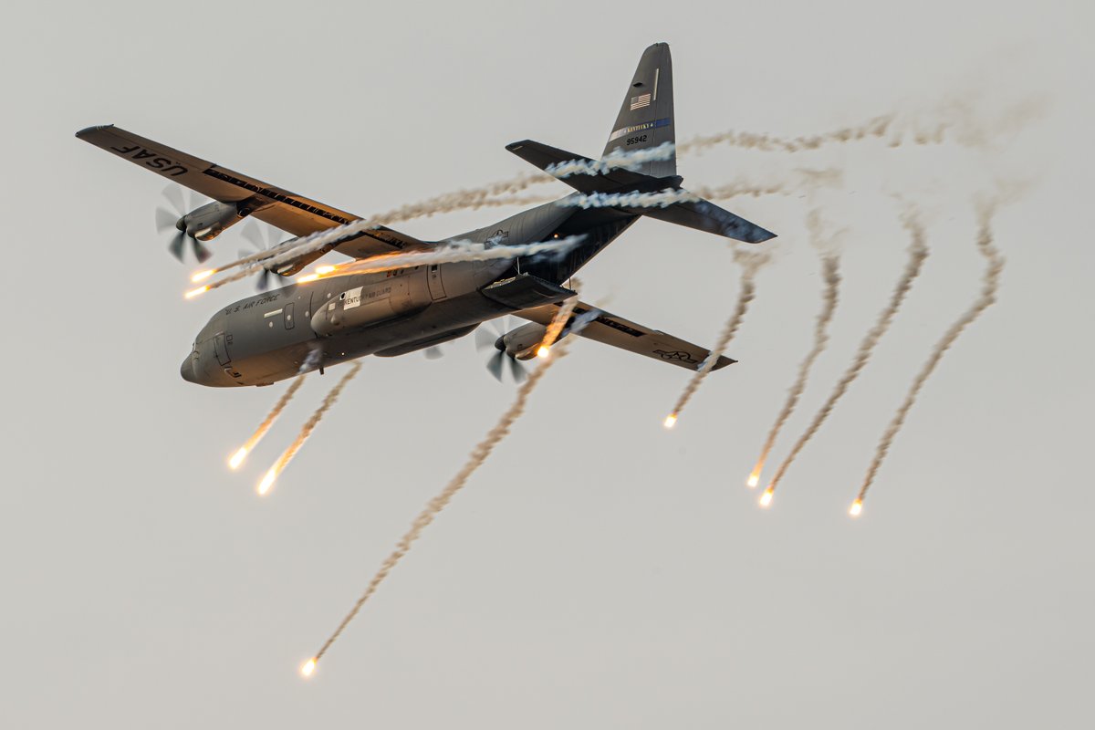 A @kentuckyguard C-130J Super Hercules with the @123AW_KYANG deploys flares as part of an aerial demonstration during the Thunder Over Louisville air show. The event drew hundreds of thousands of spectators and featured more than two dozen aircraft. 🔗ngpa.us/29391