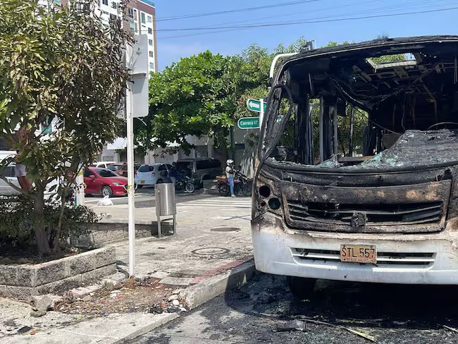 ExtraNoticiasCo's tweet photo. #ConfidencialesVL. En una especie de “callejón sin salidas” se encuentra el sistema de transporte masivo de Barranquilla @transmetrobaq como consecuencia del avanzado deterioro del parque automotor, la desconfianza de los usuarios, la baja movilización, la evasión por el alto número de colados y las cuentas en rojo de los operadores @utsistur y @Metrocaribe . Se le abona al Alcalde @AlejandroChar los esfuerzos que viene haciendo para recuperar la infraestructura de las estaciones, pero será imposible el salvamento del Masivo si no se concreta el concurso del Gobierno Nacional y la redefinición de reglas de juego con los empresarios que manejan el negocio.El usuario que paga su pasaje requiere calidad y seguridad en el transporte. Los buses varados e incendiarios estimulan el transporte ilegal.
