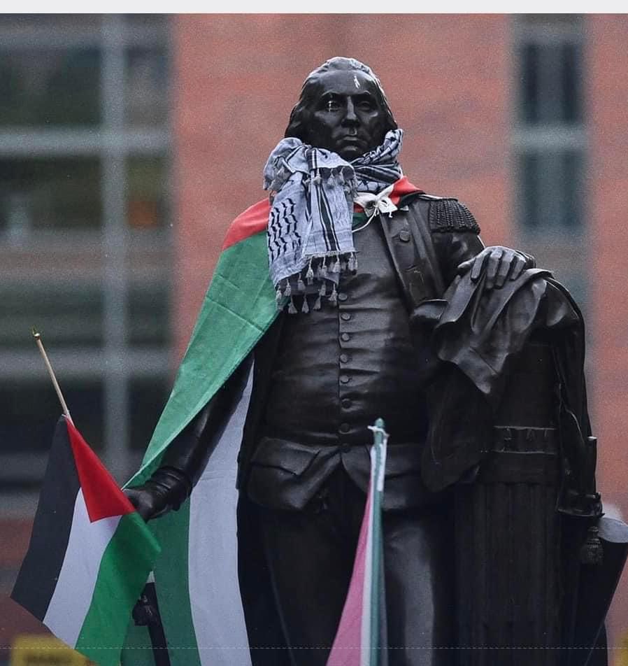 في خضم الانتفاضة الطلابية الكونية دعما لفلسطين الطلاب الأميركيون يلبسون تمثال جورج واشنطن الكوفية و العلم الفلسطيني