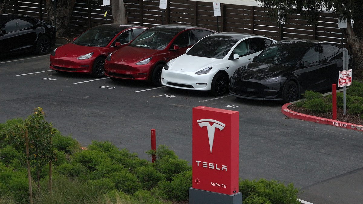 Feds Probe Tesla's Recall of 2 Million EVs Over Autopilot dlvr.it/T63SYp