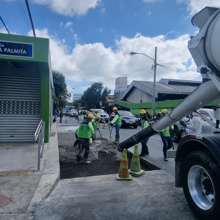 El #Equipo de Obras MuniGuate, trabaja en el cambio de losas de concreto en área de la estación 'La Palmita' para que la #Ruta5 pueda operar sin inconvenientes. #TrabajarParaServir