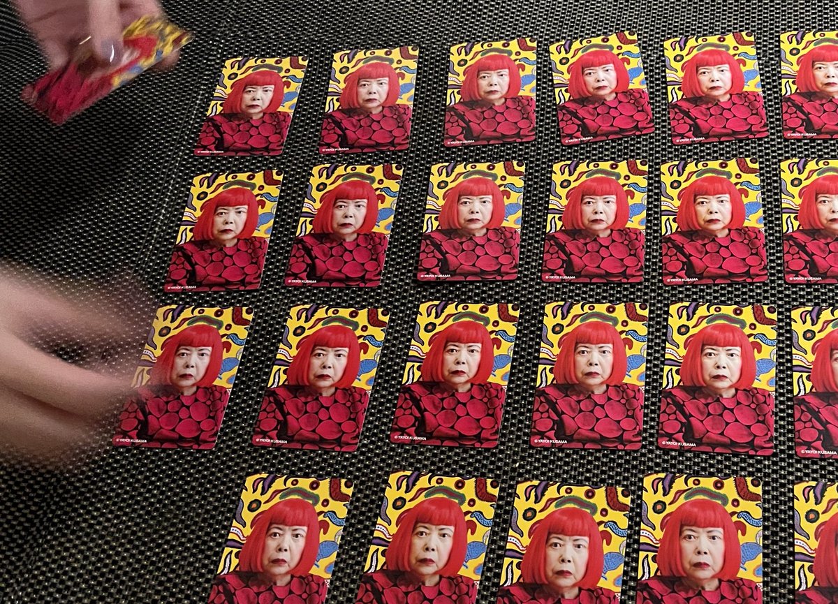 草間彌生のトランプ持ってきたって言ったら水玉の柄だと思うじゃん