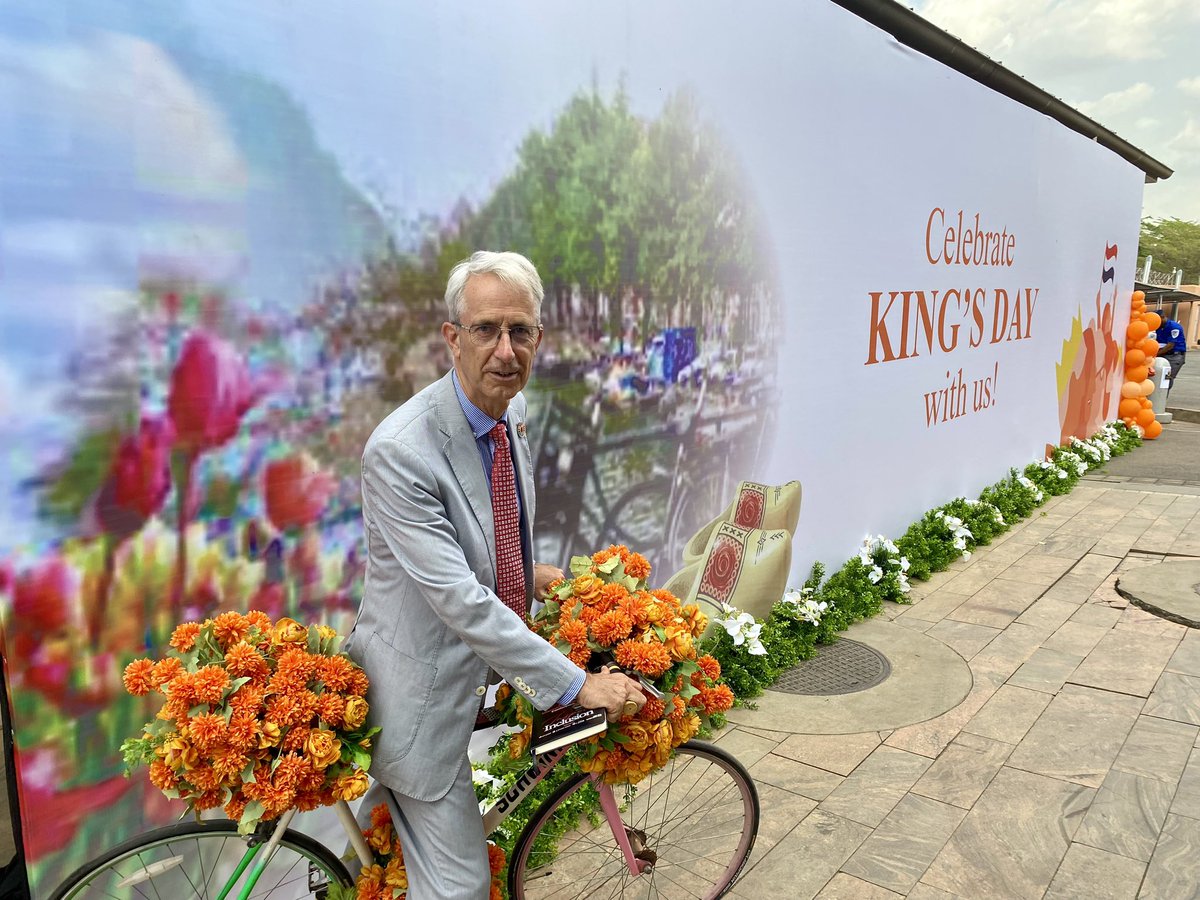 I’m on my way to celebrating #Kingsday in beautiful #Abuja , thank you so much Team @NLinNigeria for 💐 decorating my bicycle 🚲
🇳🇱🧡💚🇳🇬 #OrangeGoesGreen