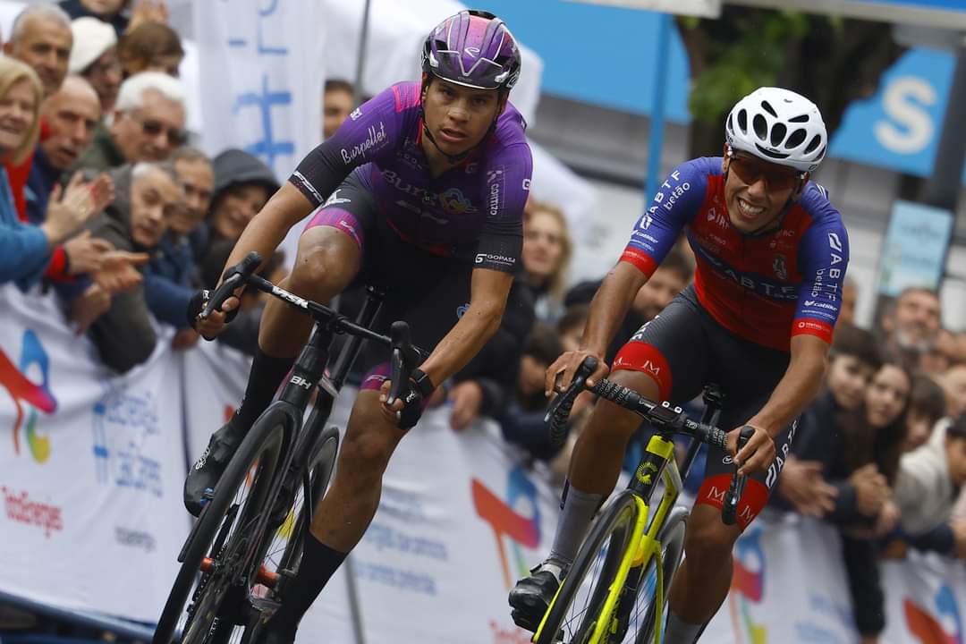 #VueltaAsturias2024 #LaVueltina 🇪🇸

🇬🇹 Sergio Chumil finalizó la primera etapa de la Vuelta Asturias 2024, en el puesto 12 a 2:00 minutos del ganador, el mexicano, Isaac del Toro con 4:46:14.