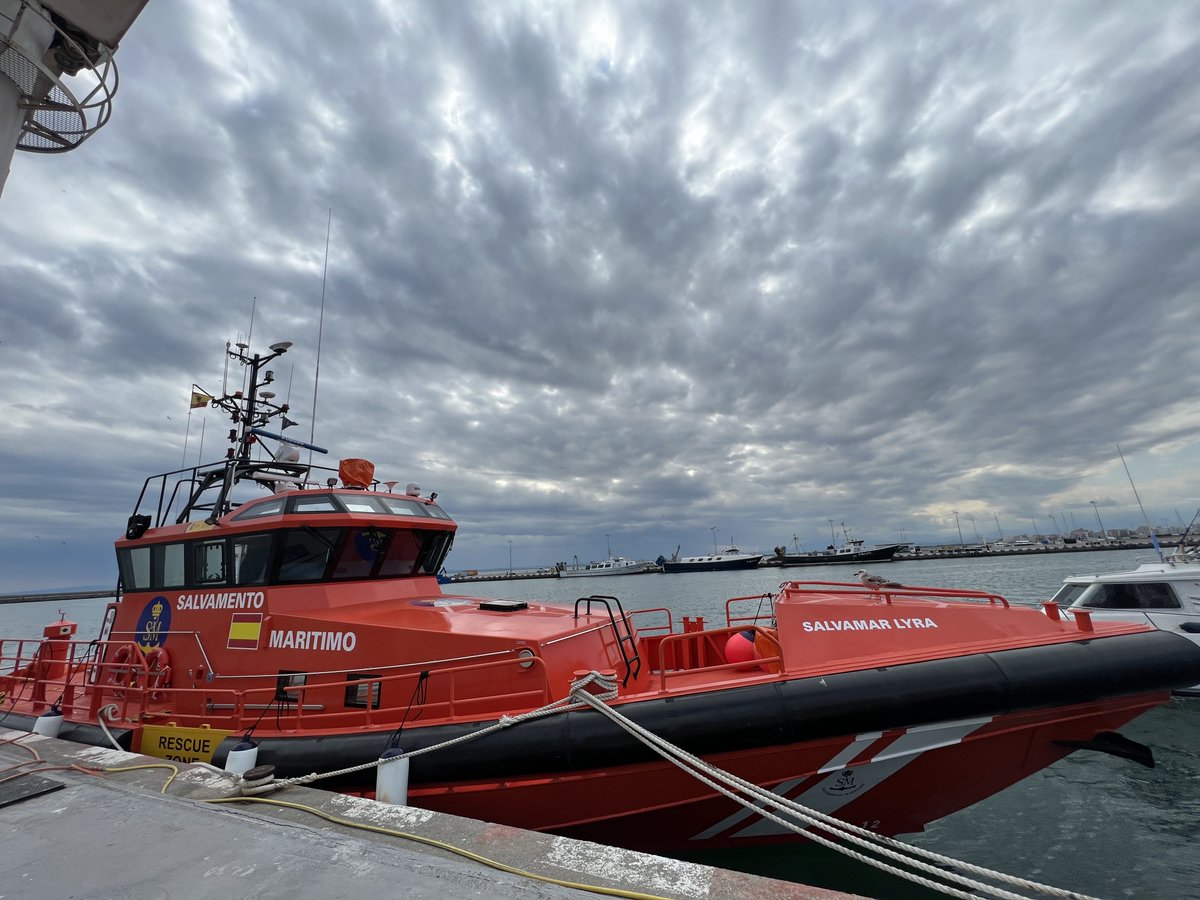 Informante en tierra solicita asistencia para embarcación francesa 'Spirou' cerca de Cadaqués con 3 tripulantes. CCS Barcelona moviliza Salvamar Lyra, que la localiza y remolca a Roses #SeguridadNautica