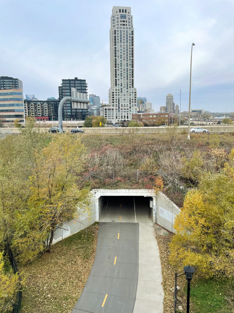 What an amazing collection of urban sidewalk / desire path photos! I really like this one of Minneapolis. streets.mn/2024/04/25/nyc…