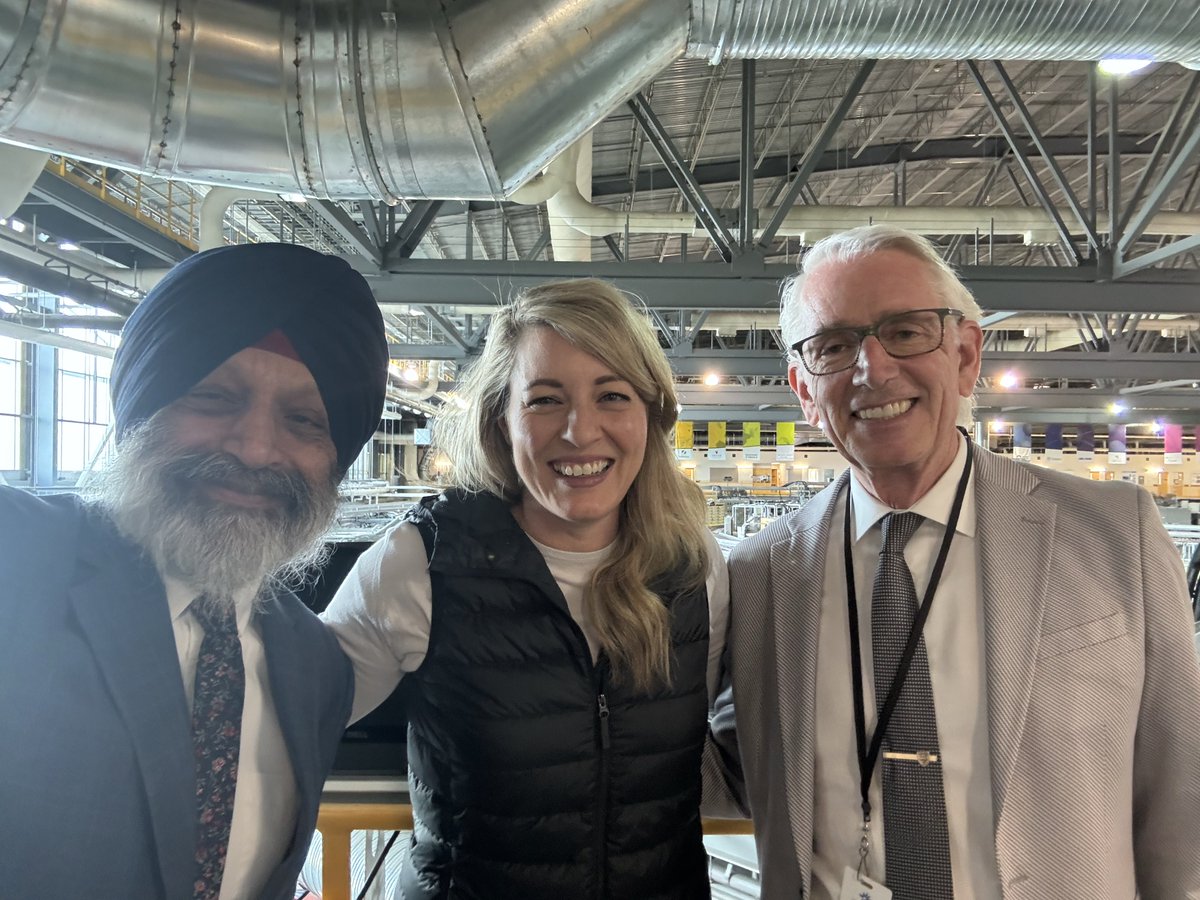 Minister @melaniejoly, photos are good but selfies are better and more fun! Thank you! @USaskResearch @usask @CanLightSource @CanadaFP @GAC_Corporate