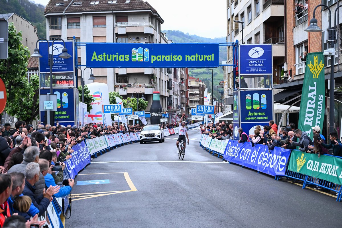 Meanwhile in @vueltasturias , the superstar Isaac del Toro (UAE Team Emirates) won solo the first stage in Pola de Lena! 👏🇲🇽 The UAE riders are winning everything these days... #LaVueltina