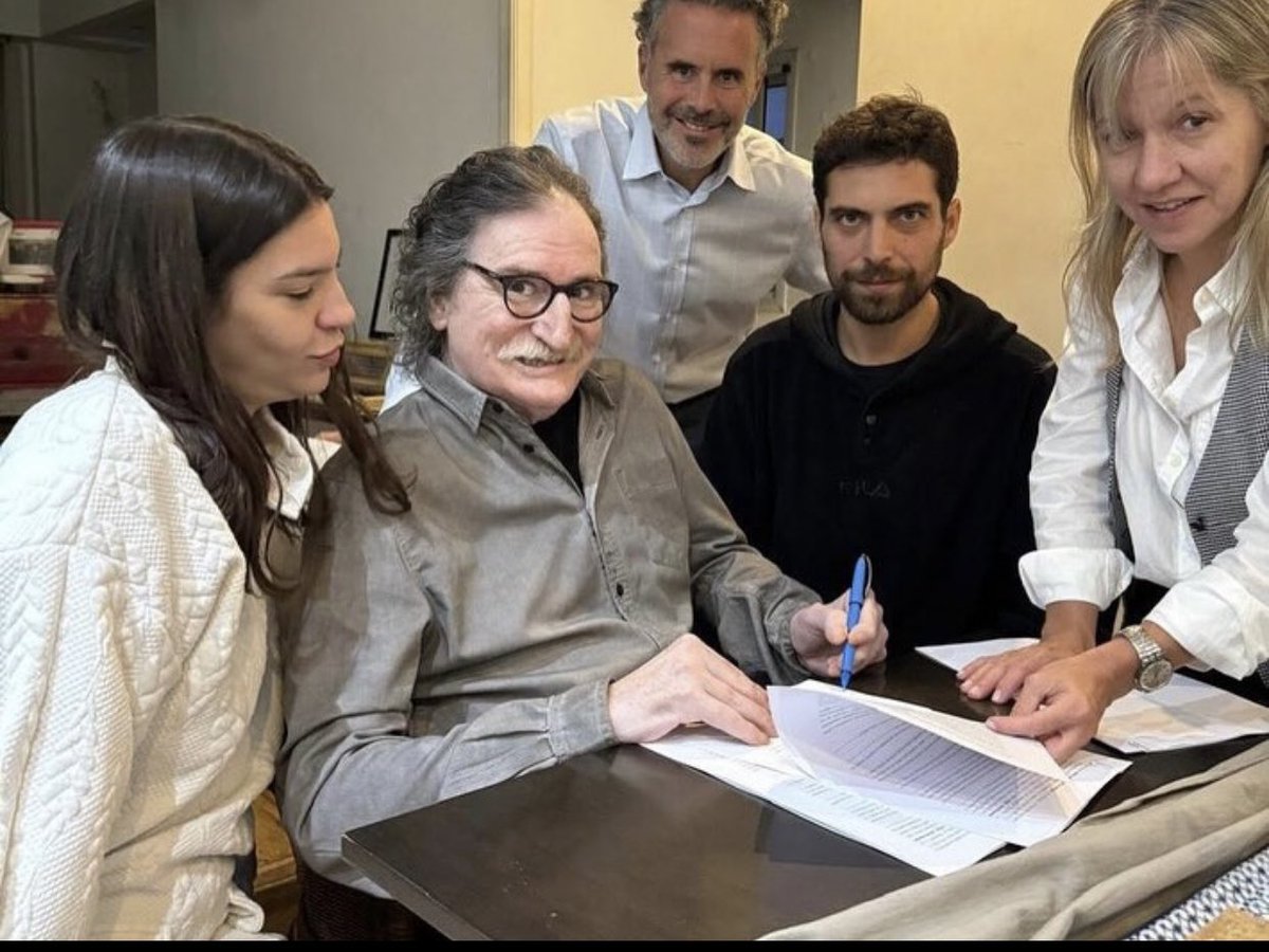 Charly García acaba de firmar contrato con Sony para publicar su nuevo disco, “La Lógica del Escorpión”.