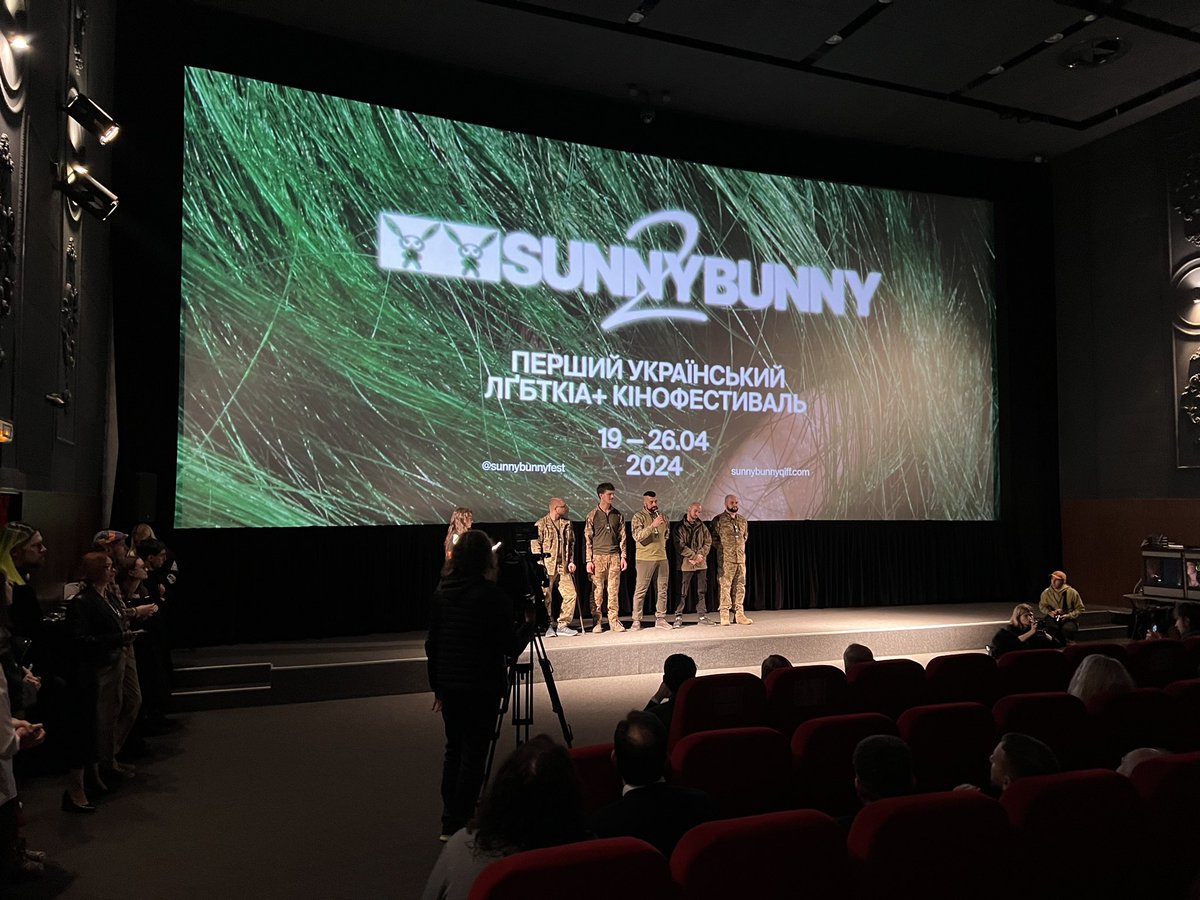 Лгбт-військові на сцені просять запровадити цивільні партнерства. Закриття фестивалю Sunny Bunny.