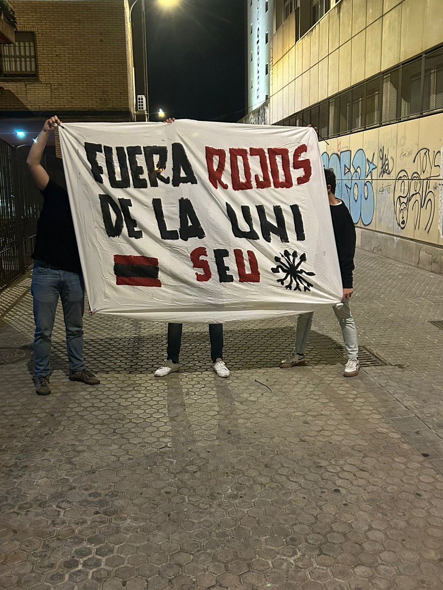 ¡¡FUERA ROJOS DE LA UNIVERSIDAD!!

Los jóvenes universitarios estamos cansados de:
-IMPOSICIÓN IDEOLÓGICA 
-PERSECUCIÓN Y SEÑALAMIENTO 

Todo ello con la clara complicidad de la Universidad de Sevilla que les cede sus espacios y permite su propaganda.