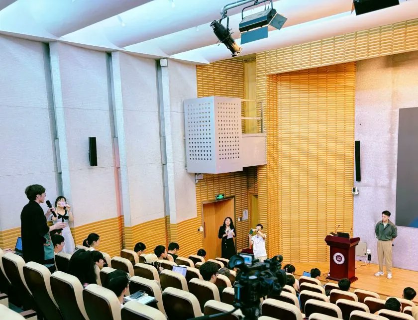 Scififoundation's tweet photo. 🚀 Empowering the next generation with sci-fi creativity!  #SGF teamed up with Shenzhen University Library to host the Sci-Fi Imagination Charity Classroom in Yuehai campus. We're upgrading! Join us to inspire youth across the nation, Jiangxi, Gansu, Guangxi, Hong Kong, Henan... https://t.co/3irv696YPj