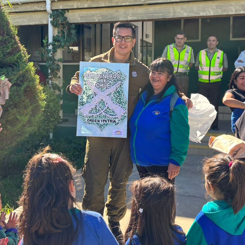 Pequeños del Jardín Infantil 'Smile' 😃 de #Placilla, visitaron las dependencias de la Tenencia Carreteras #Peñuelas y SIAT #Valparaíso, saludando a los Carabineros 👮‍♀️👮en un nuevo aniversario de la institución. ¡Muchas gracias por el hermoso regalo! 😊💚 #Carabineros27Años