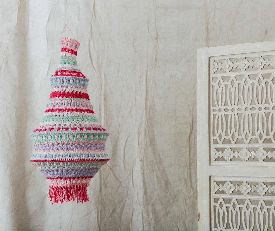 Looking for a fun new project? Why not hook this glorious lantern which was inspired by macramé fused with lobster pot shapes from our current issue! Designed by Emma Leith in Scheepjes Linen Soft. Issue 167 is available as a print and digital edition now bit.ly/IC_167