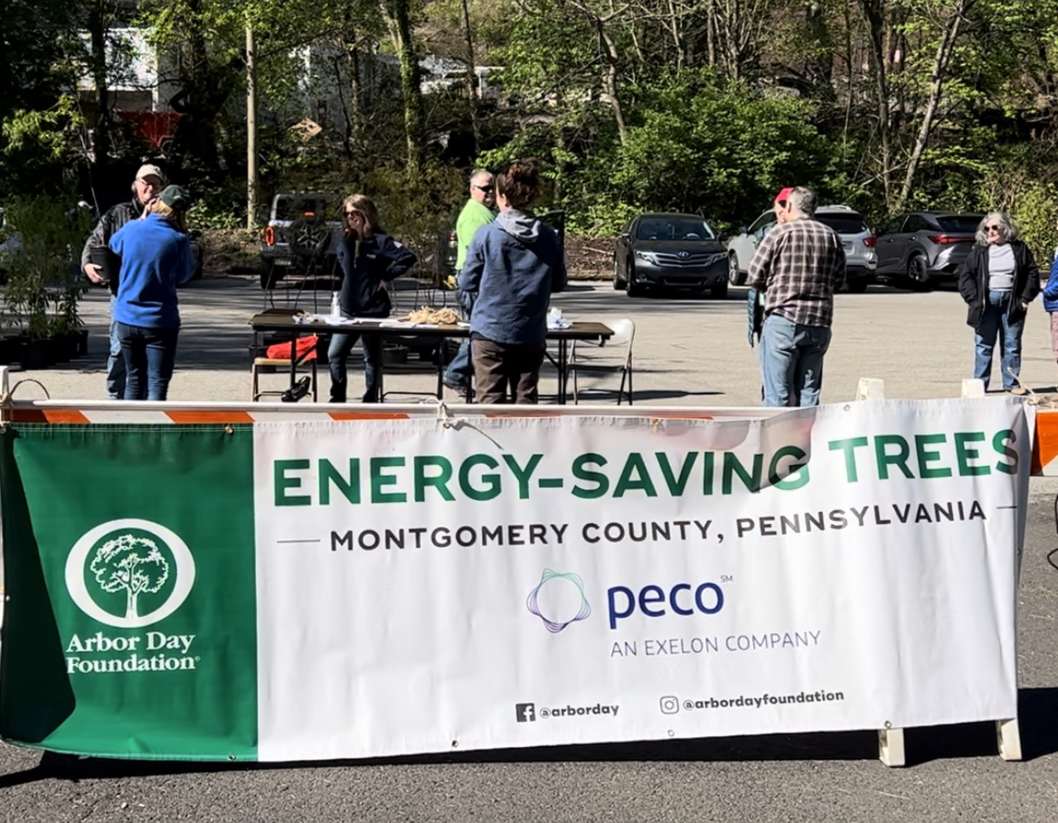 #PECO volunteers and the @arborday foundation distributed trees to customers at PECO’s service areas. Volunteers helped customers pick up their trees, explain the importance of where to dig and how to properly plant their tree! #ArborDayRecap #PoweringCommunities! 🌳💜