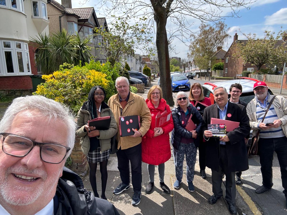 Out with @CliveEfford and his Eltham team in Eltham Town and Avery Hill ward. Knocking on doors, engaging with voters - another great response for Labour