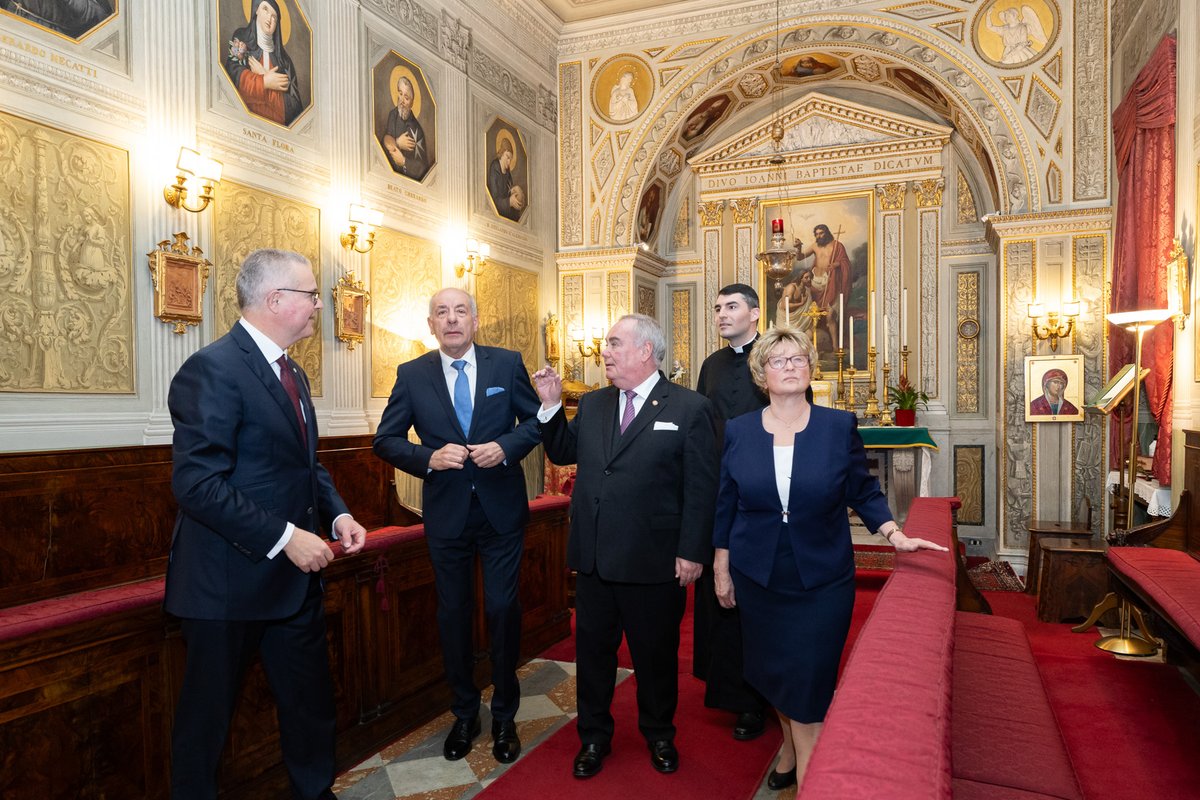 The President of #Hungary @DrTamasSulyok was received today by the Grand Master of the #OrderofMalta Fra’ John Dunlap. During the meeting the Hungarian President praised the work the Order carries out in over 120 countries across the globe. orderofmalta.int/news/official-…