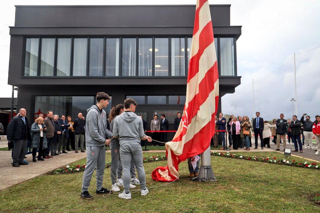 🆕🏟️ #LeyendasEspaña, en la inauguración de la renovada Escuela de Fútbol de Mareo del @RealSporting, 'cuna' de tantos  internacionales españoles. 
Tras el acto, hubo reunión con algunos de ellos sobre atractivos proyectos futuros. ¡Siempre una alegría veros! 🤝🏼

#SomosEspaña🇪🇸