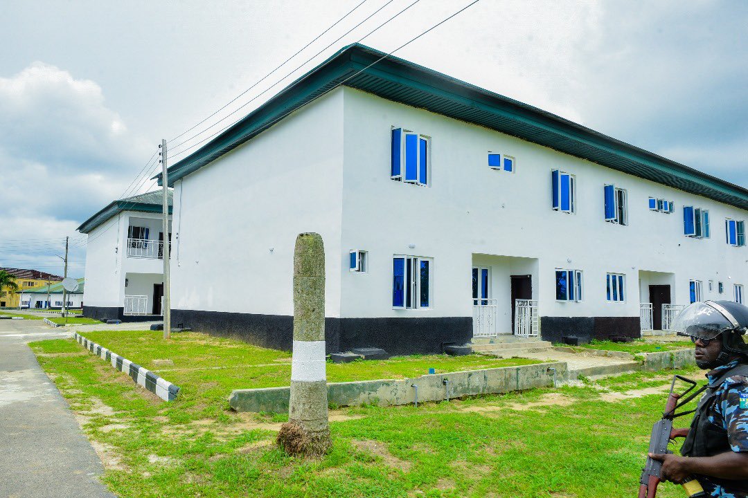 GOV. FUBARA CHARGES NAVY ON FACILITIES MAINTENANCE, DONATES N350M

...Commissions new Headquarters of Naval Training Command in Ebubu Eleme 

Rivers State Governor, Sir Siminalayi Fubara has charged the Nigerian Navy to effectively maintain and utilize the new Headquarters of the