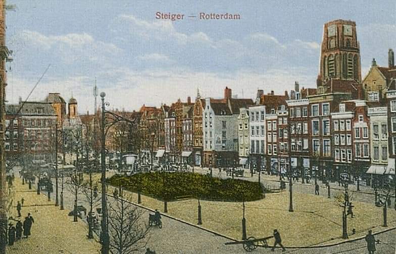 Grotemarkt vanuit het zuidoosten. Boven de panden steekt de toren van de Grote of Sint-Laurenskerk omhoog, in het midden de Wijde Marktsteeg en op de achtergrond links de koepel van de Sint-Dominicuskerk. 1900-1905