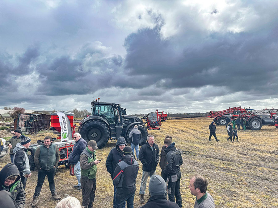 A @KUHN_UK sprayer and spreader demonstration day by @MalpasTractors in late March featured the latest mounted and trailed models and precision #farming technology 🚜

farmersguide.co.uk/machinery/spra… 

#FarmMachinery #spreaders #sprayers #machinery #agriculture #precisionfarming