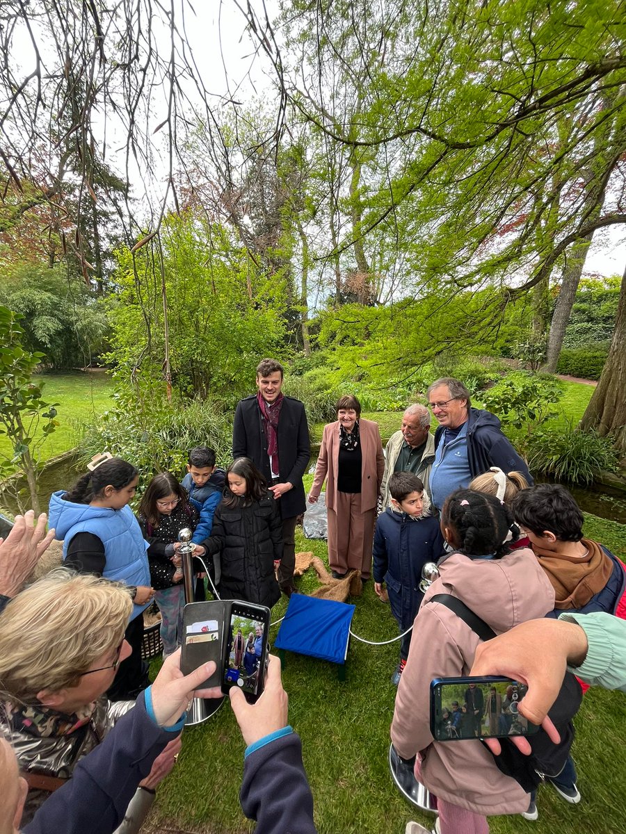 Plantation de trois Camélias issus de notre Ville jumelle d' @PresseamtAachen, en présence de jeunes de la Maison de Quartier Trois Fontaines . Un beau message de transmission de l'amitié franco-allemande entre les générations ! 🇩🇪🇪🇺🇨🇵