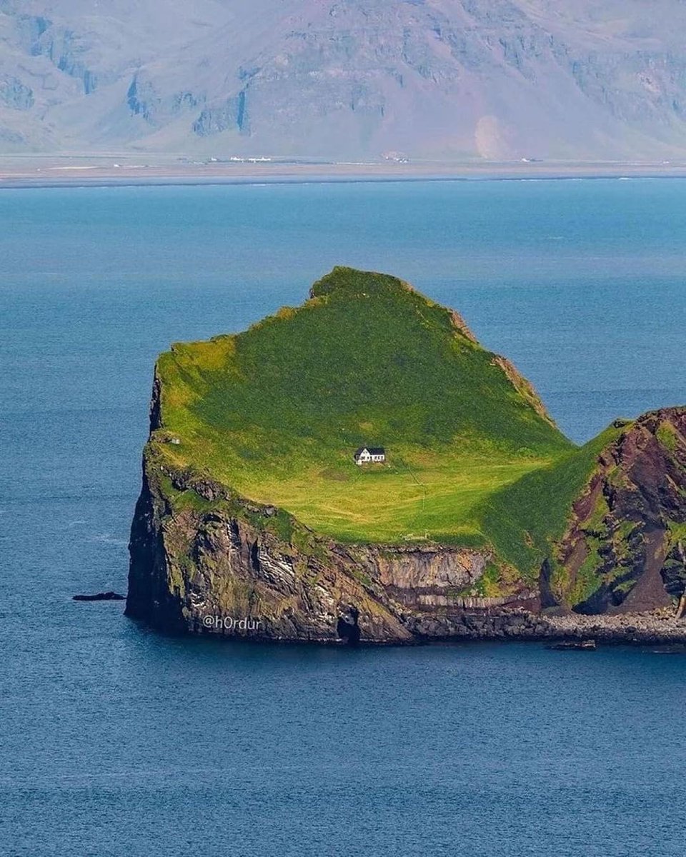 Iceland 🇮🇸 Want this loneliest house?