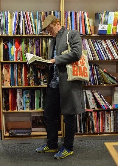 Celebrating Independent Bookstore Day with Damian Lewis. Visit us at damian-lewis.com for all the latest news and photos. #DamianLewis #IndependentBookstoreDay #BookstoreDay 📚📕📗📘📙