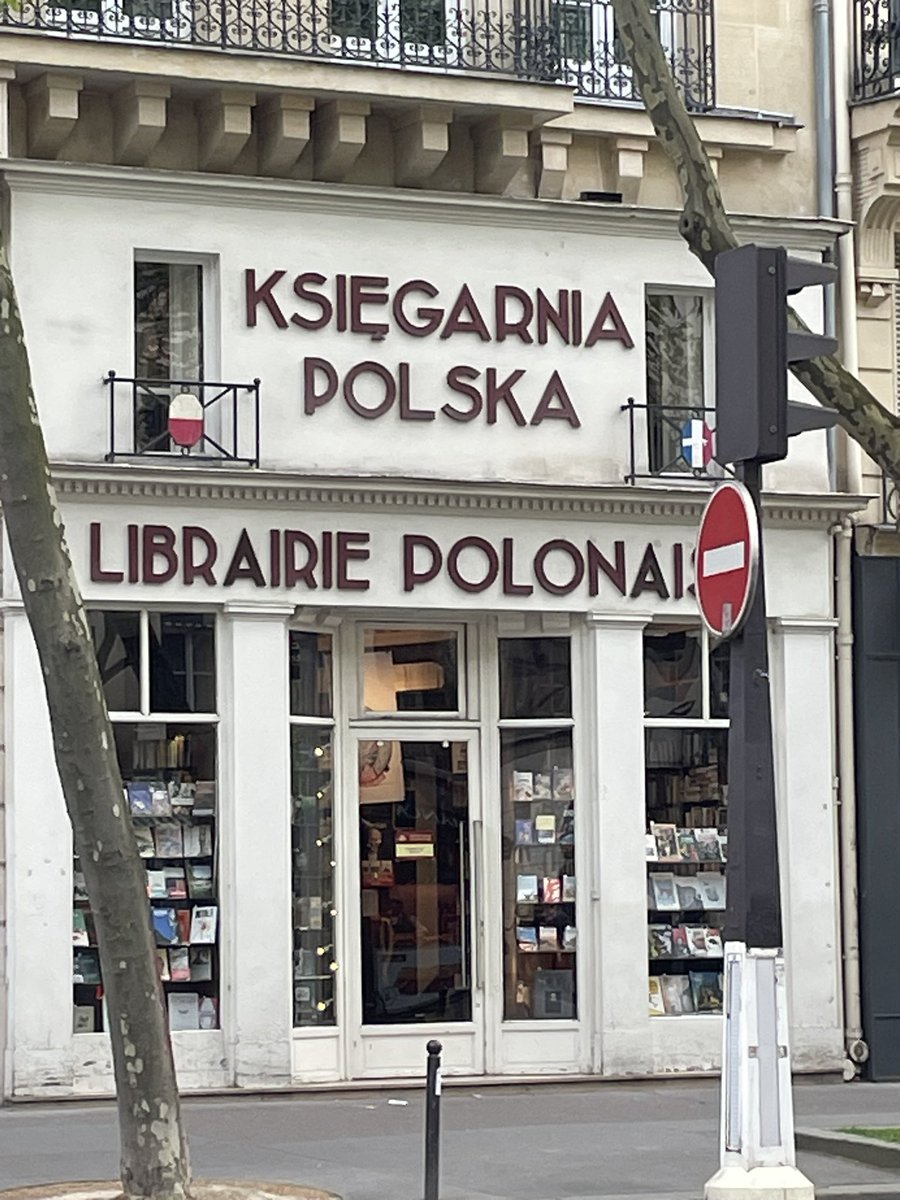 Look what I wandered past in Paris ♥️