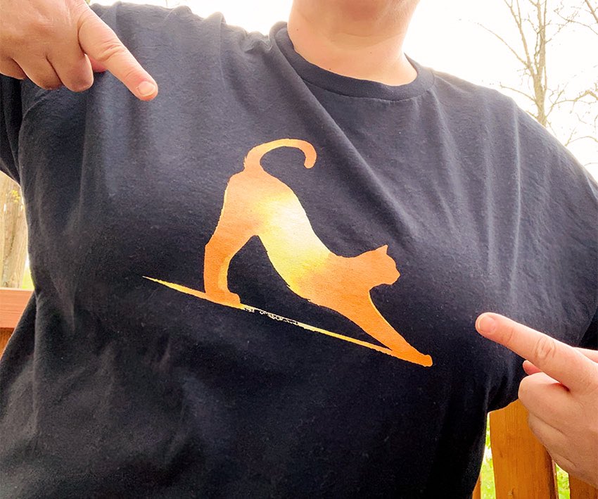 🐱✨ Shadow art meets style! Here I am, in my own design: the silhouette of a stretching cat - particularly striking in yellow on black.

👕 Get your here: tee.pub/lic/MoxisWater…

#Indieartist #Moxi #TeePublic #CatSilhouette #StretchingCat #FelineFashion #ArtInMotion #MyDesign