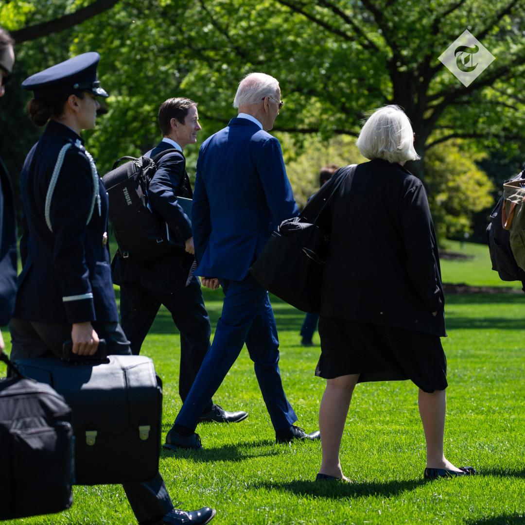 📸 Pictured: Joe Biden ‘uses team of walkers to hide shuffling gait’ to Marine One Find out more ⬇️ telegraph.co.uk/us/politics/20…