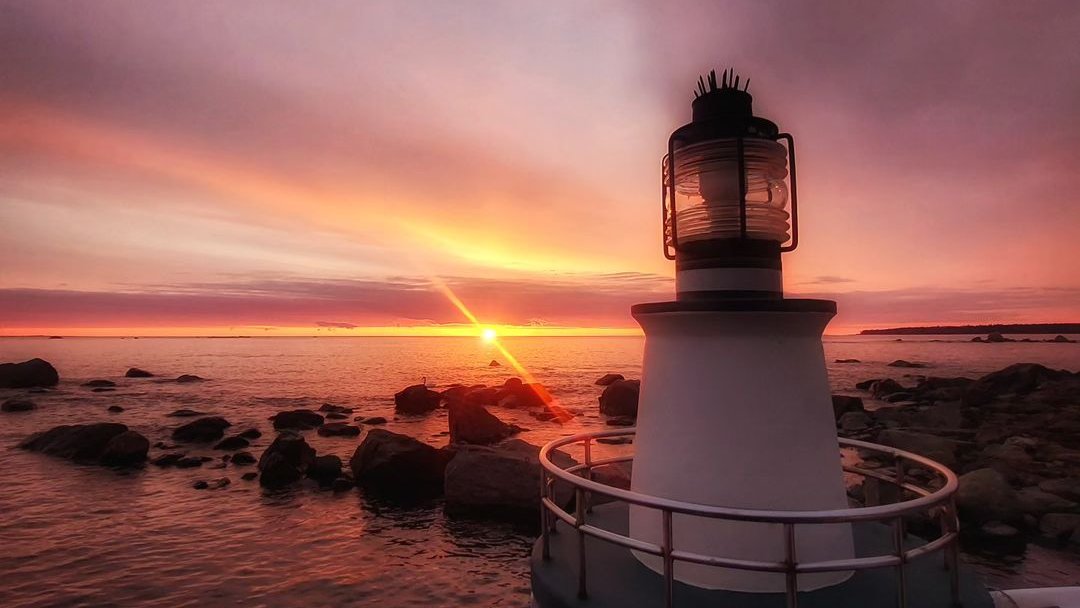 Welcoming in the weekend with a fine compilation of spring sunsets and sunrises. Thanks to katjatokolaphotography, markusfphotography, visitporvoo, and @kaljujapulju for tagging us in their photos on IG: instagram.com/discoveringfin…