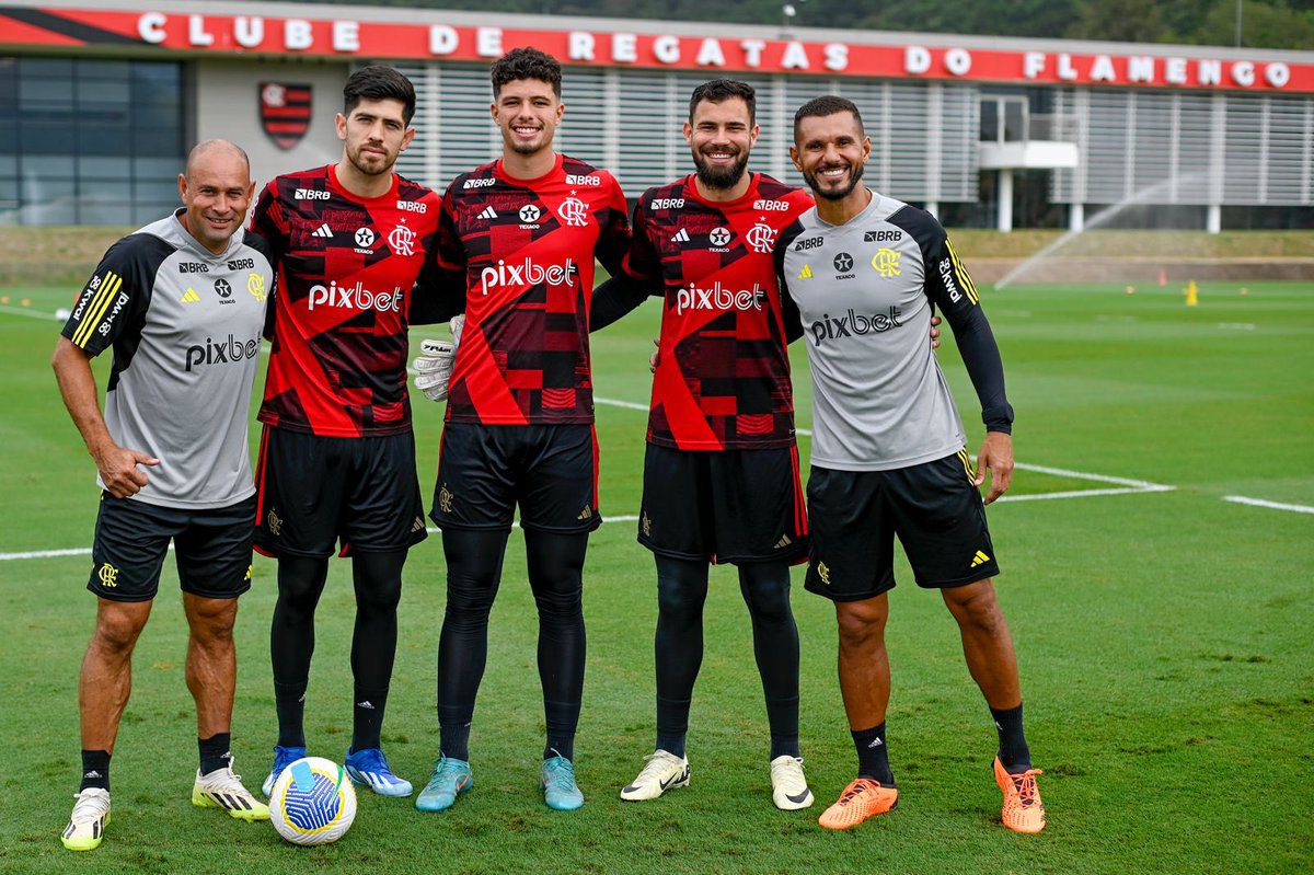 Paredões e preparadores no dia dos goleiros! 🧤⚽️ 

#VamosFlamengo 

📸: Marcelo Cortes /CRF