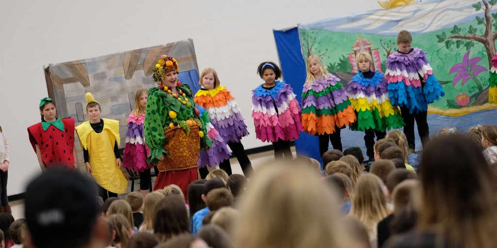 Ending the week on a high note! 🎼 @forestglenelem students enjoyed a performance by The Opera for the Young, a performance group based in Madison. The professionals engaged in conversation with students about opera then performed an operatic version of Beauty and the Beast. 🎭