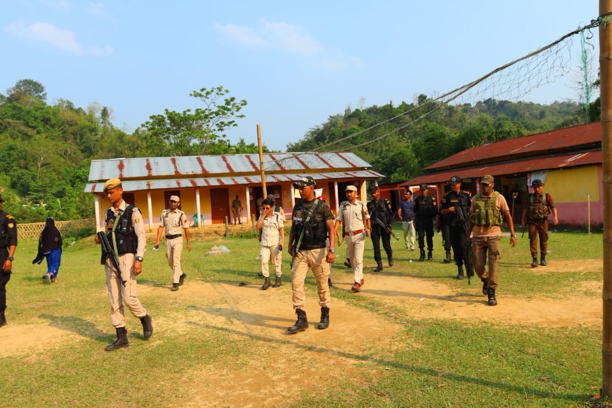 Supervision of election duty by SP Hailakandi in areas under Bilaipur PS. #জনহিতজনসেৱাৰ্থে #FreeAndFairElections #GPE2024 @CMOfficeAssam @gpsinghips @DGPAssamPolice @HardiSpeaks @assampolice @KangkanJSaikia