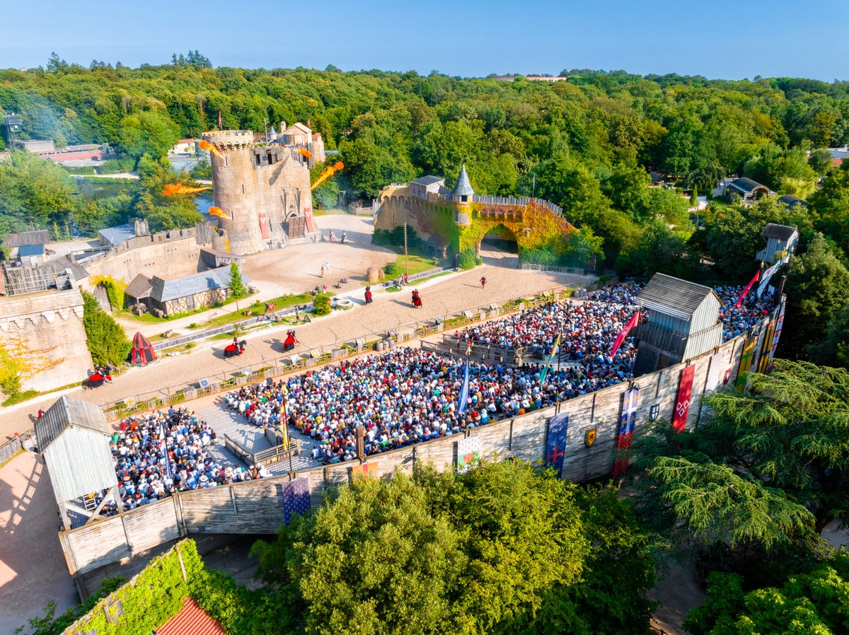 Le donjon s'enflamme ! 🔥​

Marguerite pourra-t-elle défendre les murailles ? 🏰​

©Loïc Lagarde ​
#PuyduFou #PuyduFou2024 #SecretdelaLance