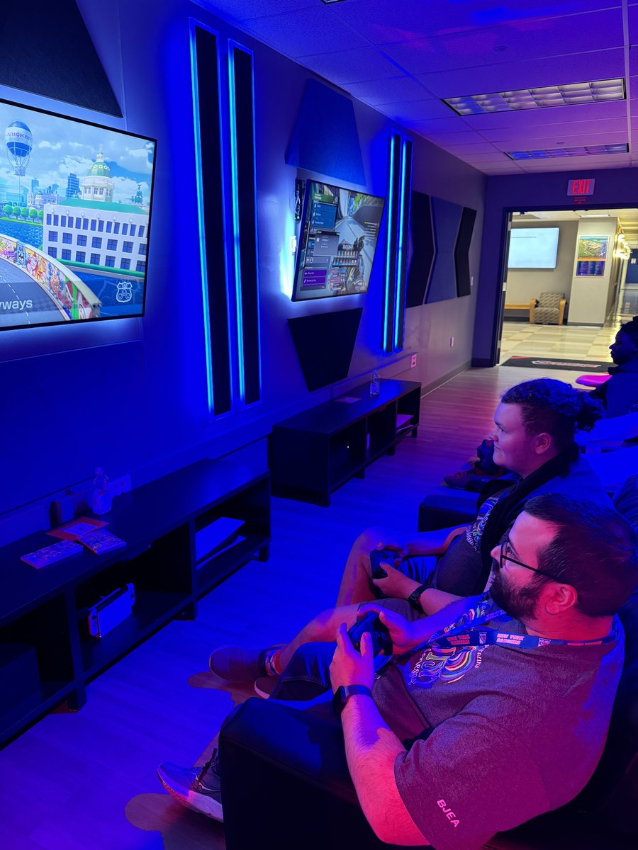 Thank you to @BrookdaleCCNews for hosting our @TheShoreCenter Turtles Esports team to their awesome Esports arena today! Our students had a BLAST! @GSEsportsorg @DrGeorge_MU @JosephAnnibale @EatontownSuper