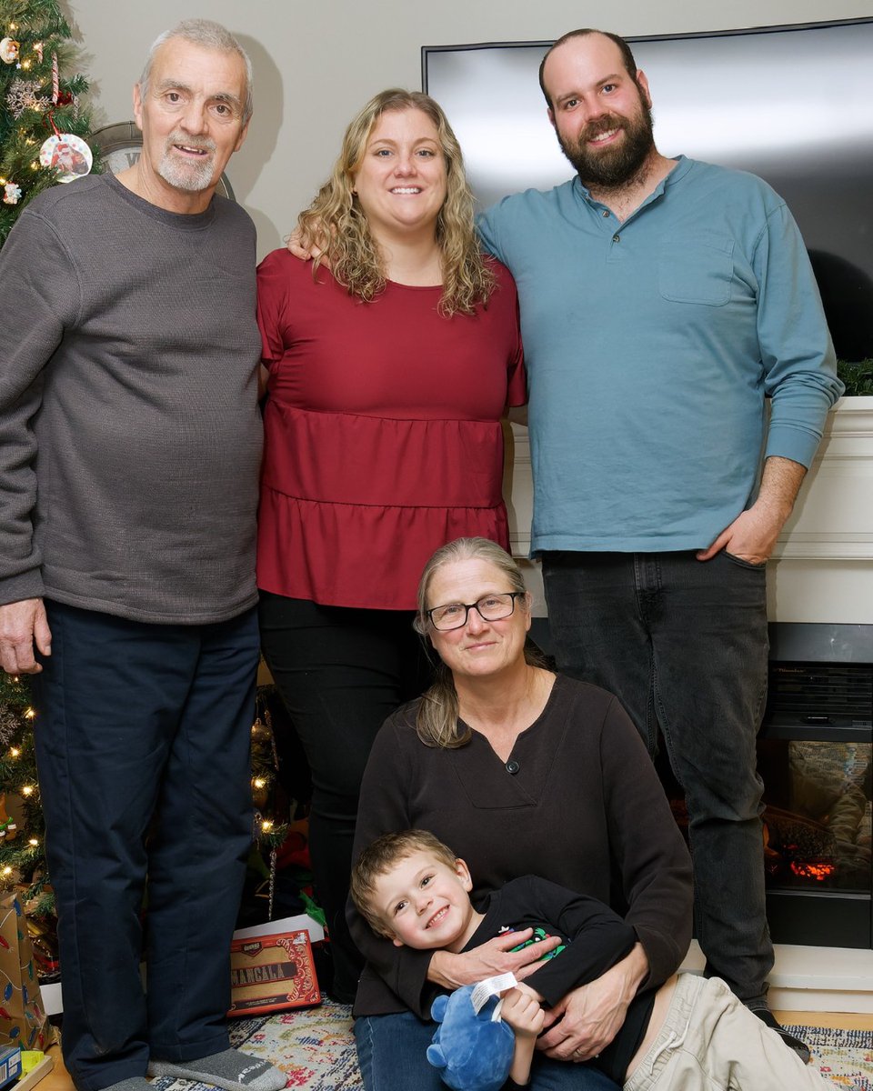 'It felt like this day may have never come. We’re all so unbelievably grateful!” shared Brandy (top, middle) after receiving news there was a suitable kidney donor for her dad. Register your intent to donate organs & tissues & talk to your family. blood.ca/en/organs-tiss…