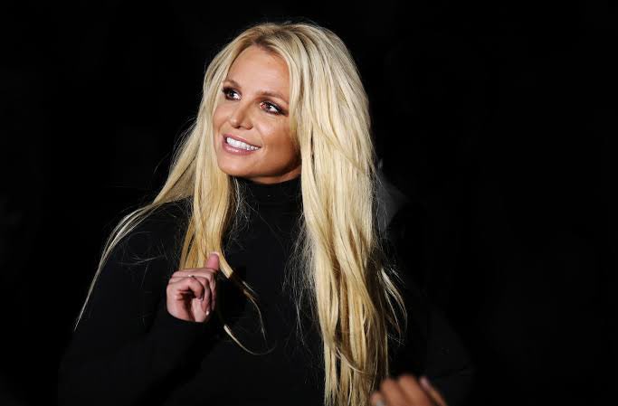 Segundo novos documentos judiciais, Britney Spears teria encerrado o processo de tutela contra seu pai e antigos empresários.