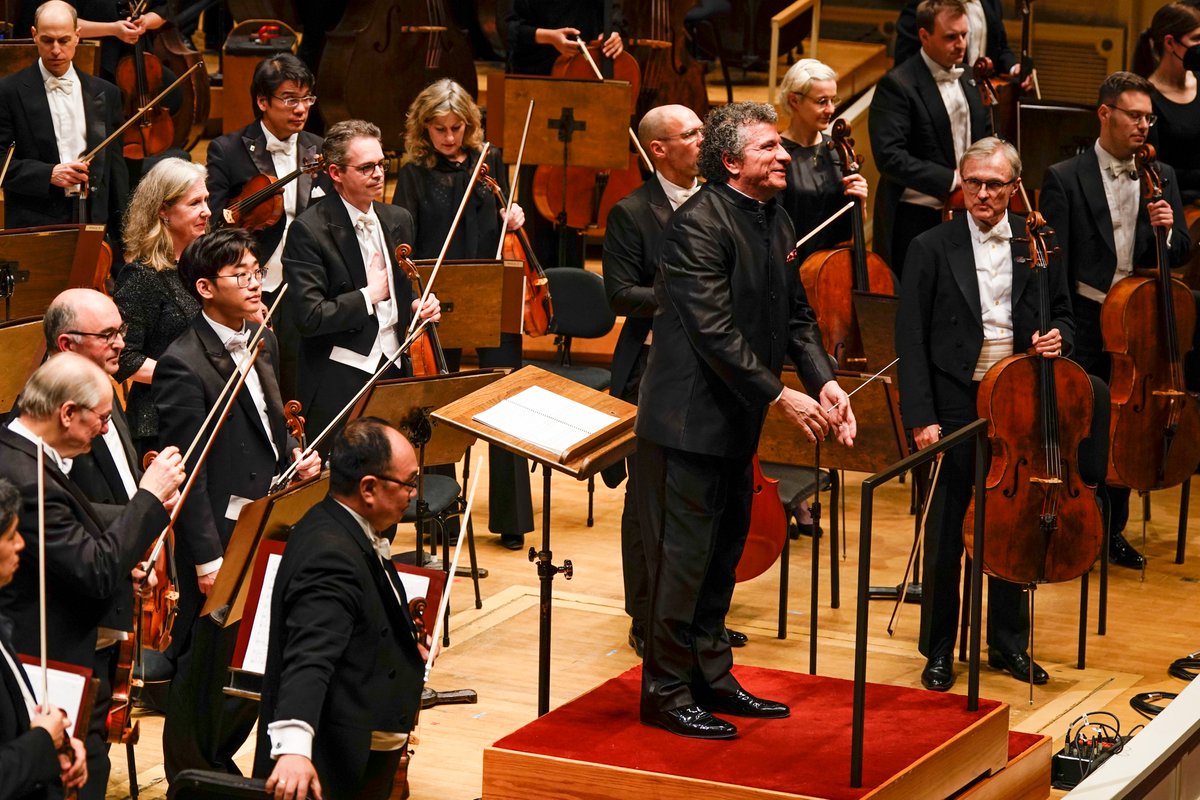 The unique side-by-side concert featured selections from Prokofiev’s Romeo and Juliet — intertwined with inventive jazz renditions arranged by members of the JLCO — plus works by Shostakovich, Marsalis, Ellington & John Adams. @jazzdotorg @wyntonmarsalis 

📷: @nuccio_dinuzzo