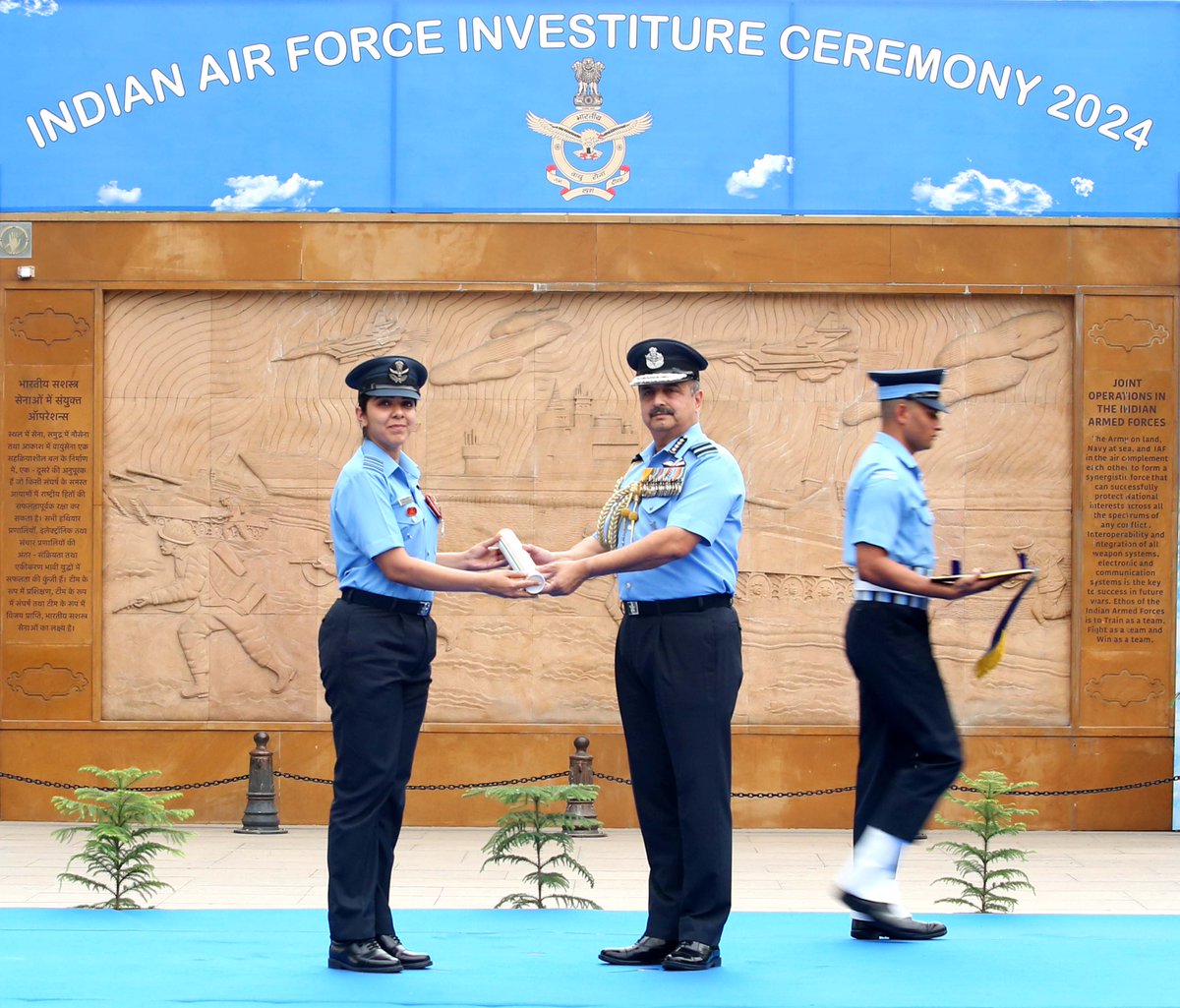 #CAS ACM VR Chaudhari honours 51 air warriors with Presidential awards, including Yudh Seva Medal, Vayu Sena Medal for Gallantry, Vayu Sena Medal & Vishisht Seva Medal recipients at the #NWM complex, New Delhi for first time. More: pib.gov.in/PressReleasePa… @giridhararamane
