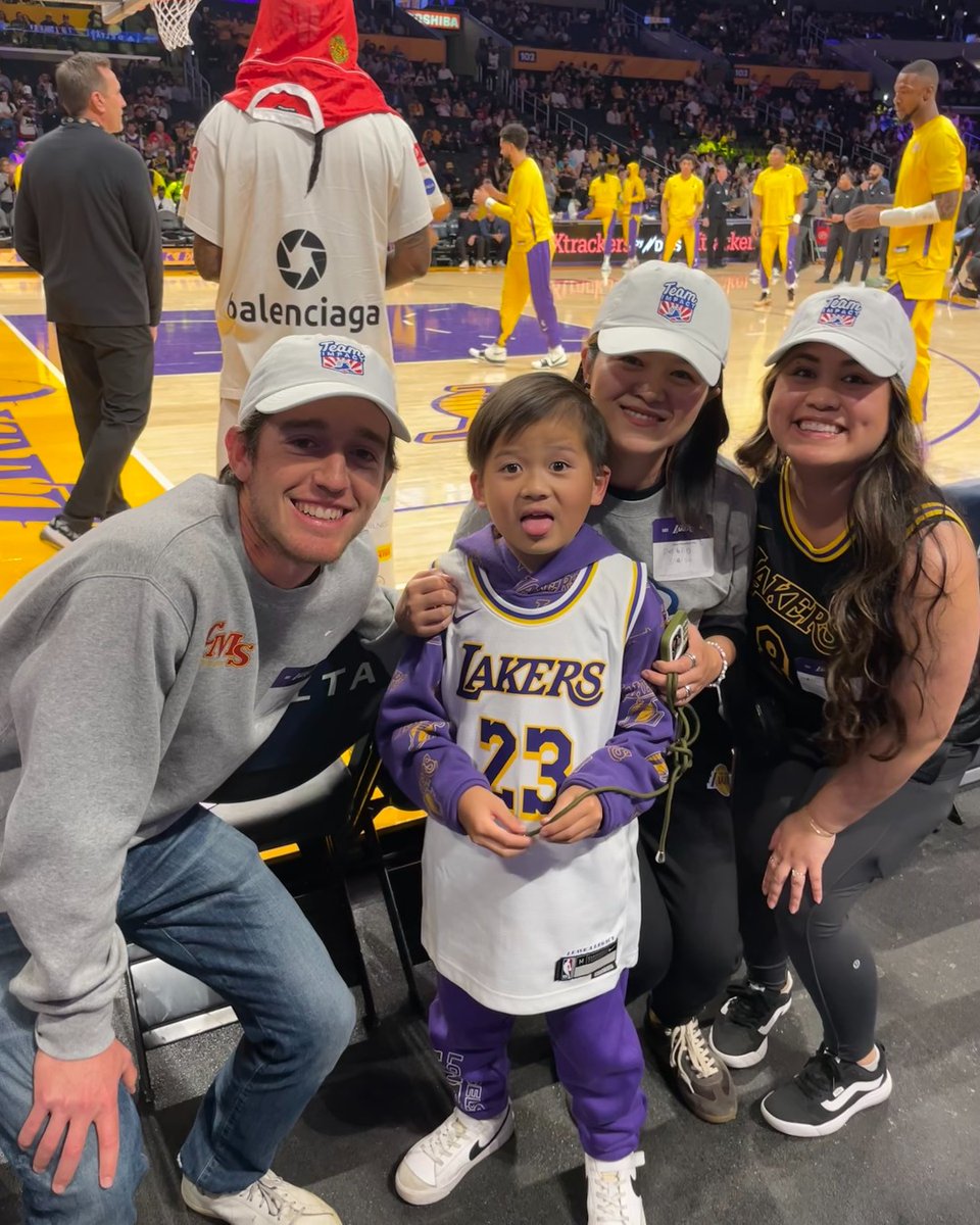 Kemuel on the court! 🏀 Earlier this season, Kemuel and his Claremont University Tennis teammates were honored pregame at a @Lakers game, along with Kemuel's family and his case manager, Ramonna! #AllInAllTogether