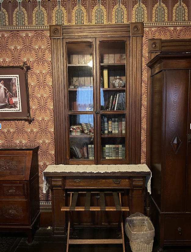AllenhouseA's tweet photo. Uncover the secrets of a bygone era in the study corner of The Allen House 📚🔍. Here, history and harmony blend seamlessly amidst rich woodwork and timeless wallpaper. It's a space where stories of old are just a page turn away. #AntiqueStudy #AllenHouseAdventures #HistoricCharm https://t.co/gqrinFXfGI