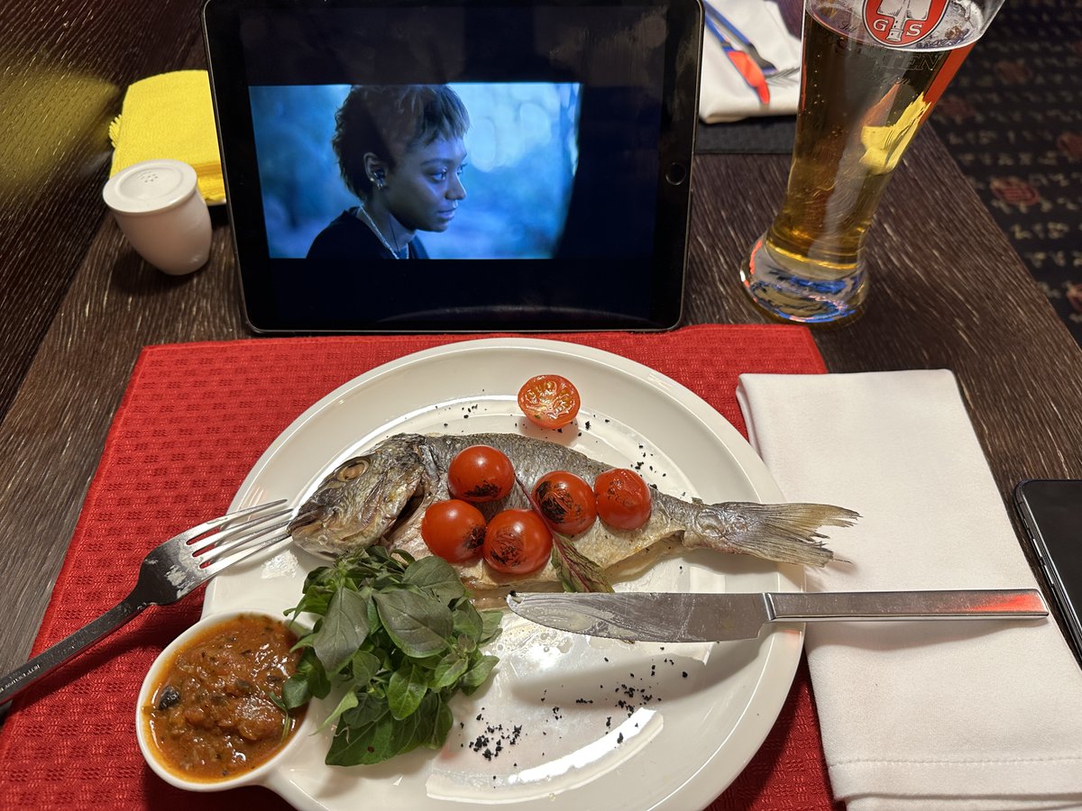 Am Airport Hotel in Ekaterinburg heute auch mal Salat und Fisch. Etwas klein war die Dorade aber.
Irgendwie bin ich heute genervt, weiß aber nicht warum.