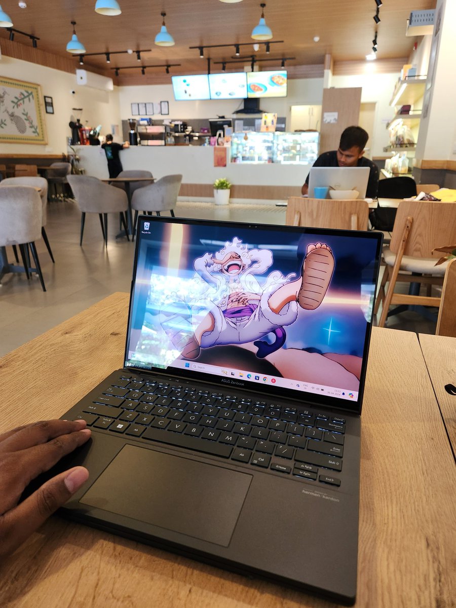 Pretty good battery life on the Zenbook Duo. Lost just 35% in 5hrs of dual screen usage. 👌 Screen is super reflective though and just 60Hz. 🥲