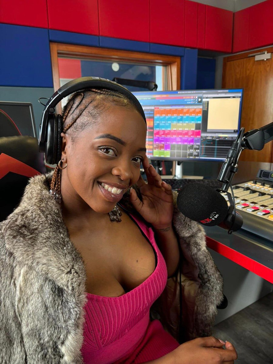Just casually being me while I drive you home from 3 to 6 ka di vibes 🫶🏼📻 #thefastlanewithkmass #alexfm #hostwiththemost