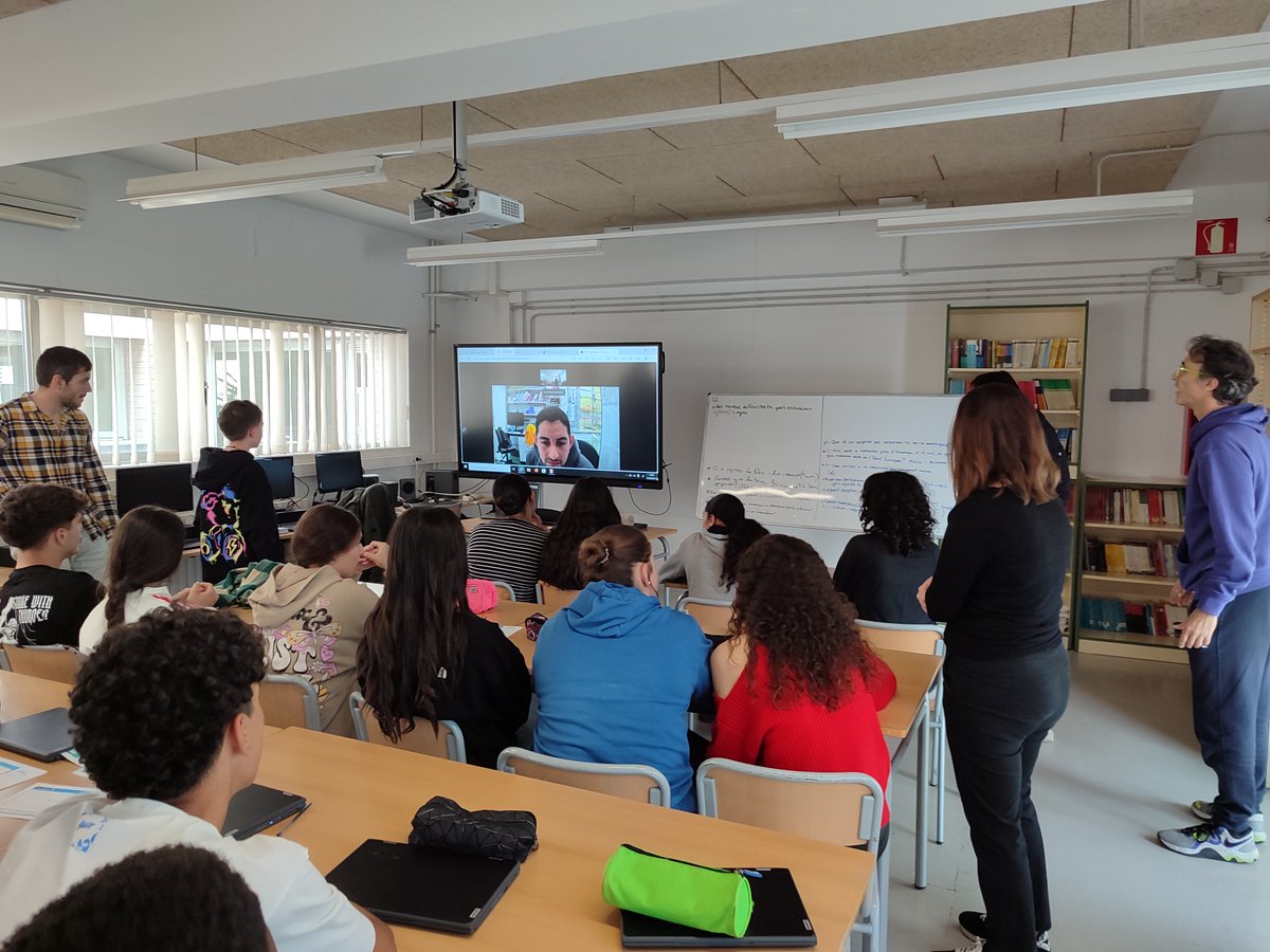 #ICIQOutreach ➡️Avui ha estat un èxit #Investigam del @_BIST a l'institut de @laCanonja Els estudiants de 3r ESO han fet moltes preguntes a #EstebanValencia, del grup de @PabloBallesterB sobre #químicasupramolecular i les seves #aplicacions Gràcies a tots els implicats