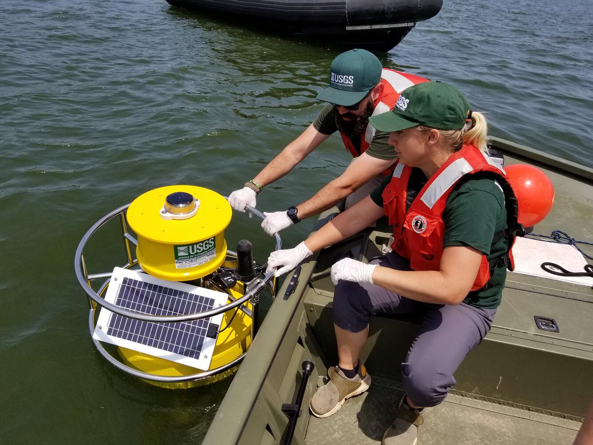 It's #FieldPhotoFriday! @USGS scientists deploy a monitoring buoy at Lake Hopatcong, New Jersey, to monitor water-quality conditions and a harmful algal bloom in near real-time. Recent HABS research: usgs.gov/mission-areas/… 📸 Brad Bjorklund