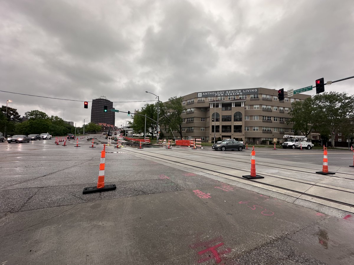Happy Friday! Emanuel Cleaver II Blvd. is back open to traffic this morning, 2 weeks ahead of schedule! Thanks for your patience as we built northbound and southbound #kcstreetcar track through the intersection. @kcstreetcar @KansasCity @RideKCTransit #BuildKCSC #Ridein2025